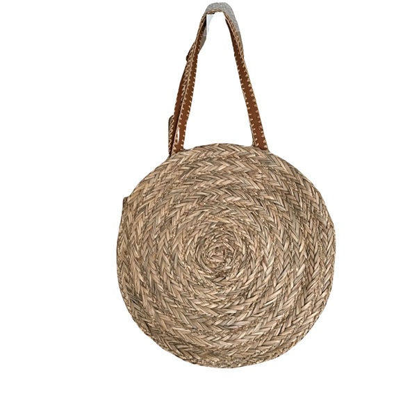 Large handheld straw tote bag (adorable for summer and the beach!!) - Picture 9 of 9